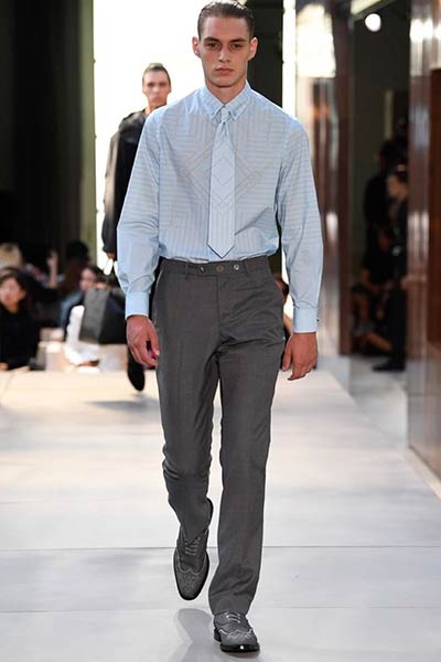 مجموعة Ricardo Tisci الأولى لدار Burberry... تصاميم راقية بلمسة جريئة